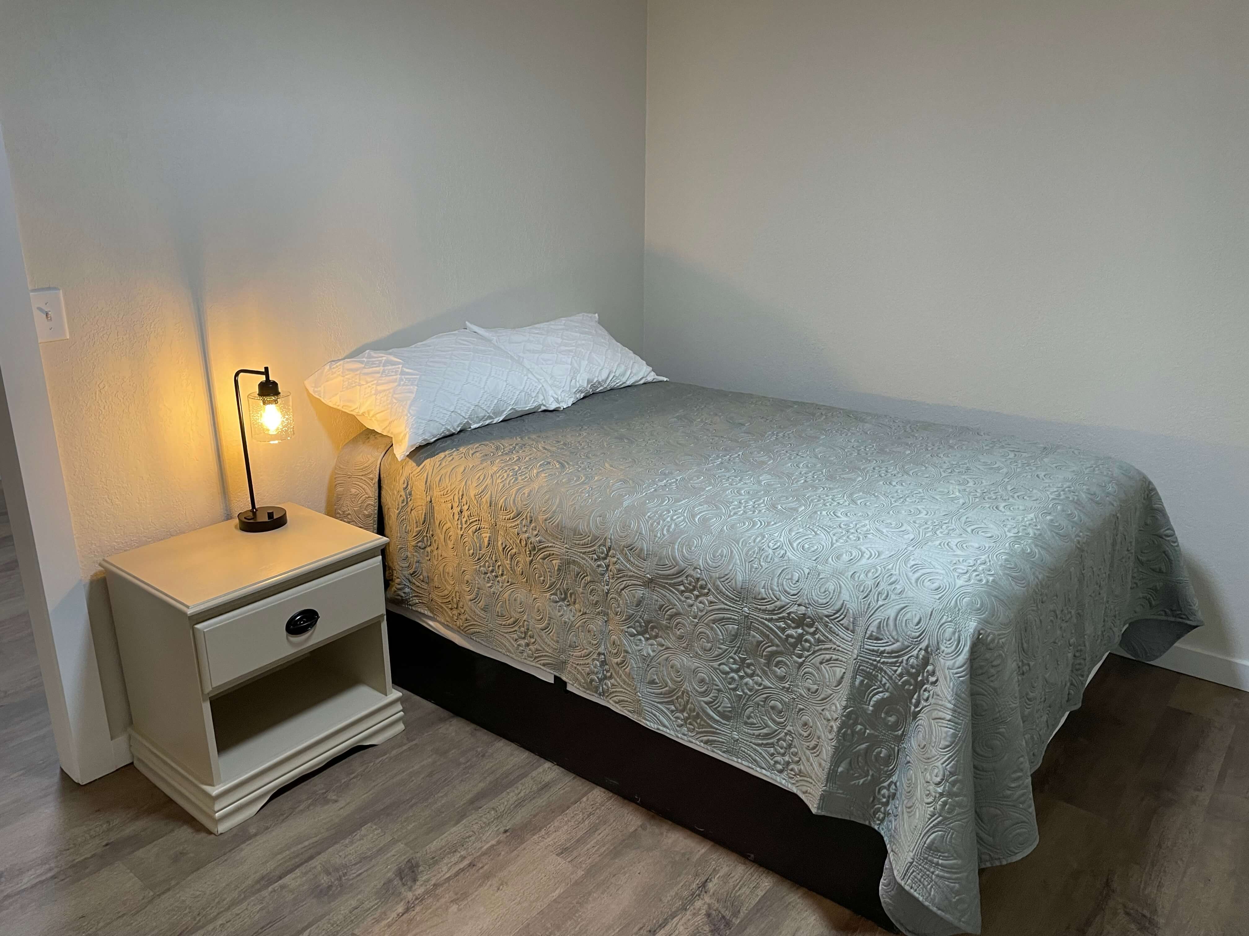 motel kitchenette bedroom-compressed